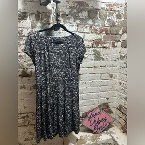 Connected Apparel black and white cap sleeve rayon dress in size 10.